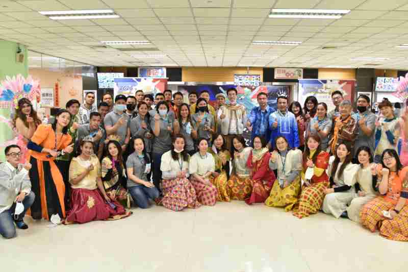 友達推動「安心、、創新、、、用心、、、、同心、、、、盡心」五星職旅，，為菲籍員工打造全方位照護，，，首度贏得「人權實踐與發展領袖獎」殊榮