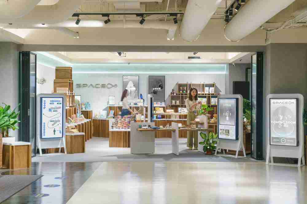 口袋牛店打造永续选物商店，，展示社企及社创商品，，，结合创利空间所开发的智能零售系统，，，整合多元产品信息，，，，让无人商店扮演公益行动的推手