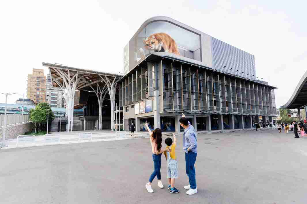 口袋牛店打造全台最大户外裸视3D LED弧形萤幕，，将超立体的软萌胖橘猫动画活跃于顶楼外墙