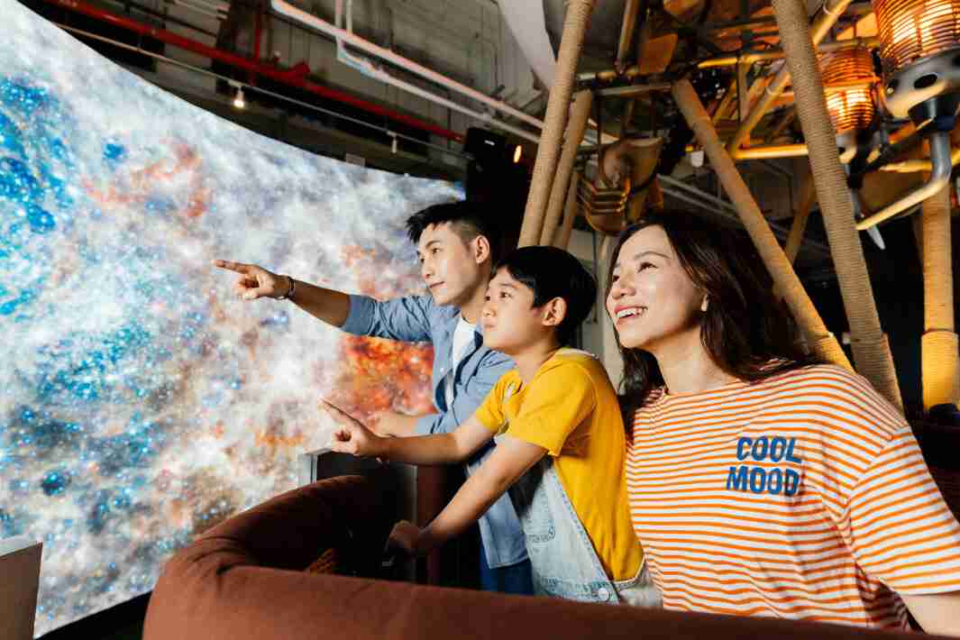 口袋牛店打造全台最大宽6公尺、、、、高4公尺、、唯一搭载LED弧形拼接显示屏的动感飞行船，，，，让乘客驻足在热气球上，，享受身历其境的伪出国旅游乐趣