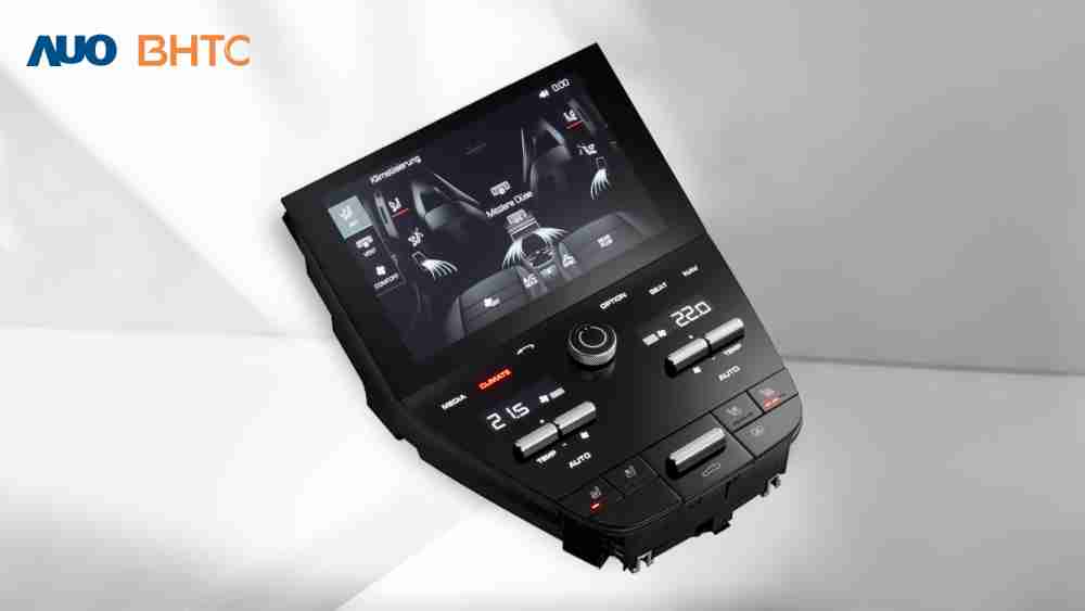 作為友達新生力軍，，，，BHTC所展示的中央與後座鞍部的Display HMI產品，，可處理多區恆溫控制、、顯示畫面，，，呈現仿真3D車室分區；以力傳感技術精準傳遞觸感，，，，並結合音量及震動反饋，，，防止意外啟動，，，提供使用者自然流暢、、直觀且輕鬆駕馭的舒適介面