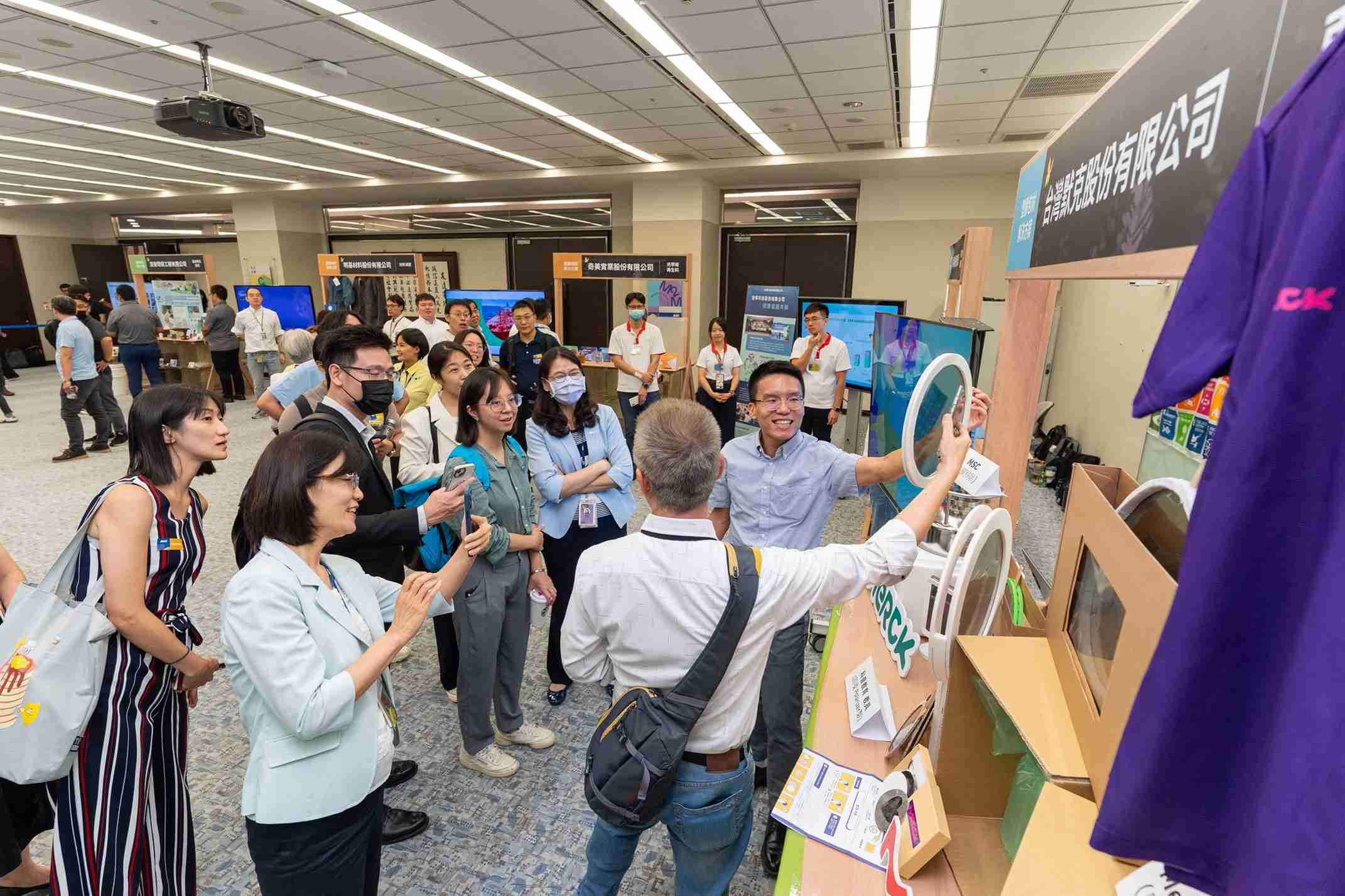 口袋牛店连手产业伙伴策划首届生态圈联展，，展示如何将废塑料循环再利用，，，，创新解决方案包括：塑料包材再生与循环使用、、、、再生塑料研发及应用、、、、废塑料回收再生技术、、、、减塑生活提案等