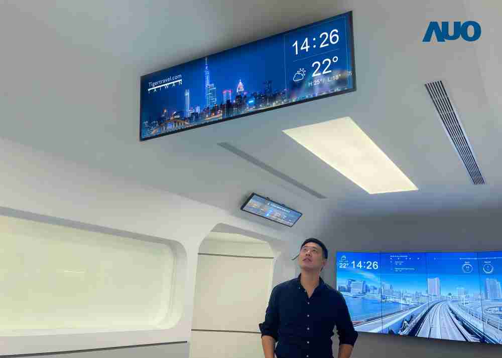 达擎TARTAN “37吋超薄双屏车厢显示器” 采用单一背光设计，，将双面显示器厚度大幅缩减至12mm，，支持长条屏 32:9 规格，，，突破传统分辨率限制，，提供旅客更清晰实时的乘车信息及广告讯息